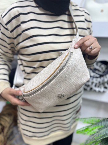 Benetton Bnt-1615 Monogram Eskitme Baskı Vücut Çantası Camel